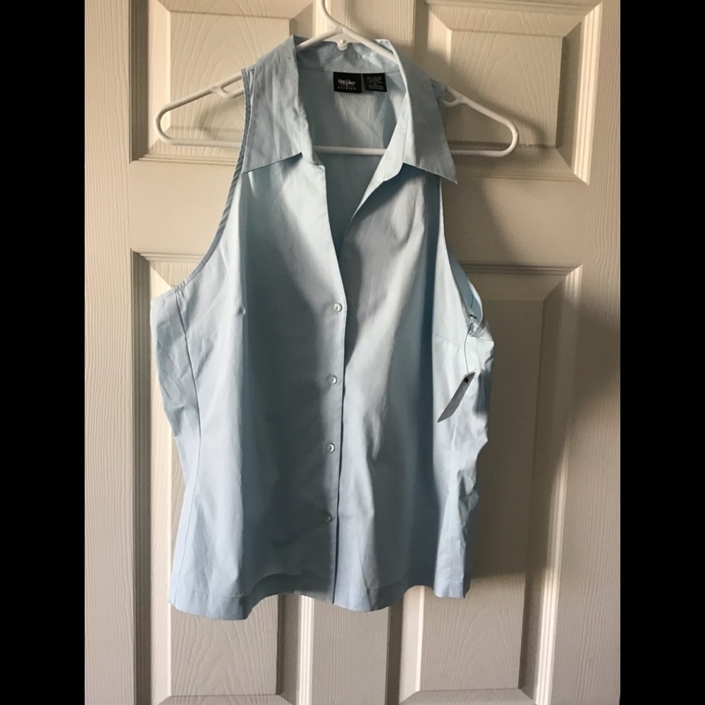 NWT. HALTER TOP
